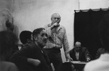 Schůze Nové skupiny v budově Hlaholu, jaro 1988, vpředu Vladimír Kopecký, za stolem Josef Hlaváček, foto: archiv autora