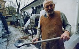 Slévání olova v ateliéru v Salmovské, podzim 1993, foto: Herbert Slavík